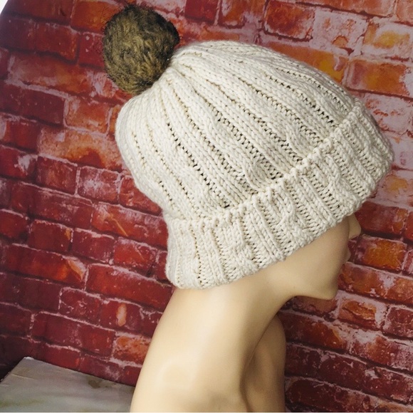 Columbia Oatmeal Chunky Knit Cream Pom Pom Beanie - Picture 3 of 7